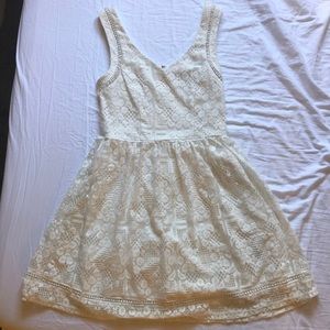 Women’s off-white lace overlay dress👗